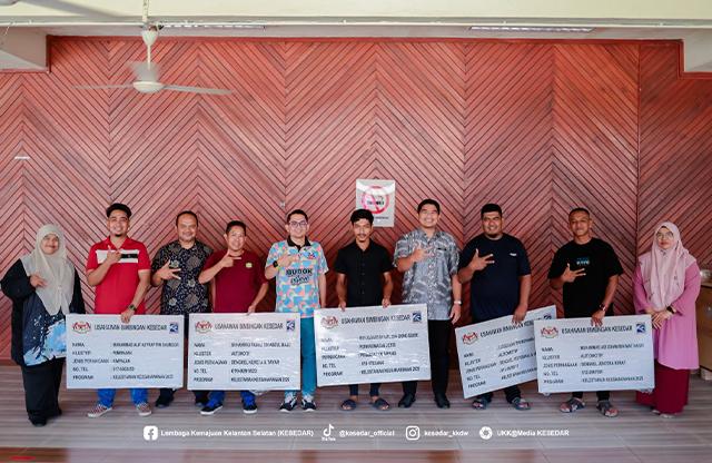 Penyerahan Bantuan Barang Perniagaan Di Bawah Program Kelestarian Keusahawanan KESEDAR Tahun 2025