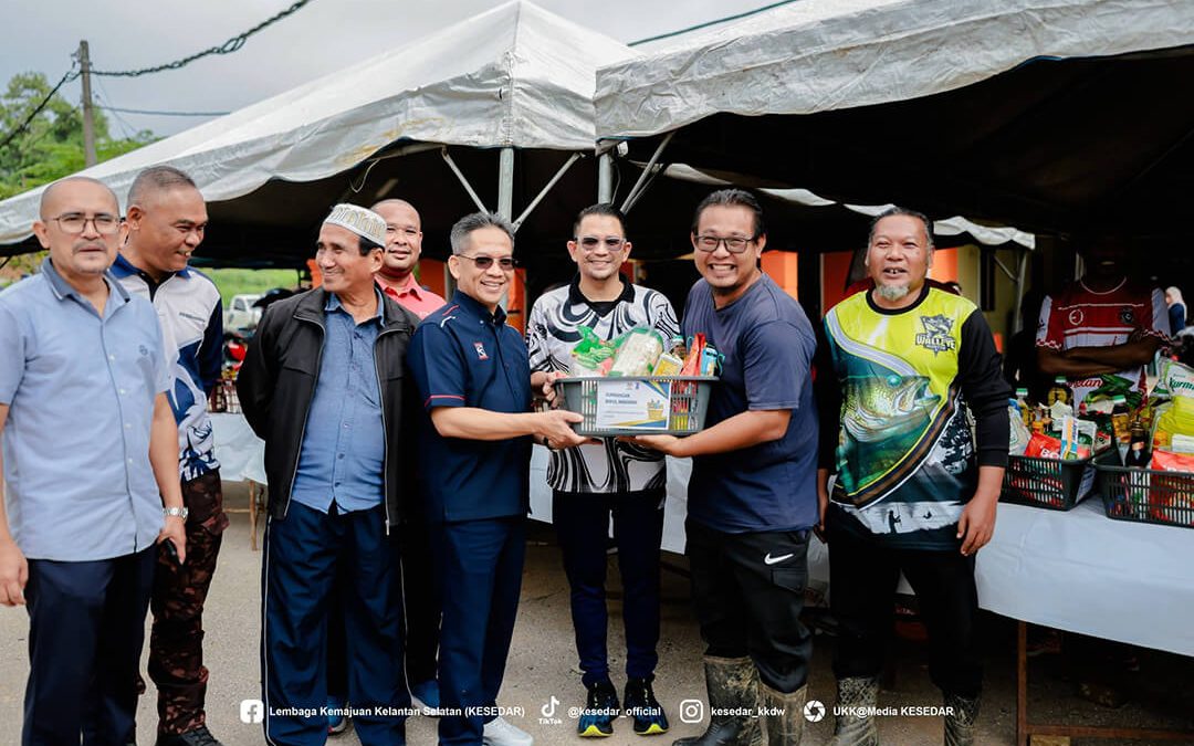KESEDAR Prihatin Rakyat: Gotong-Royong Perdana & Penyerahan Kit Bantuan Banjir Di RKT KESEDAR Lebir