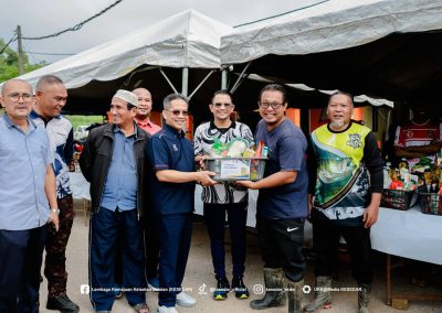 KESEDAR Prihatin Rakyat: Gotong-Royong Perdana & Penyerahan Kit Bantuan Banjir Di RKT&nbsp;<span class=