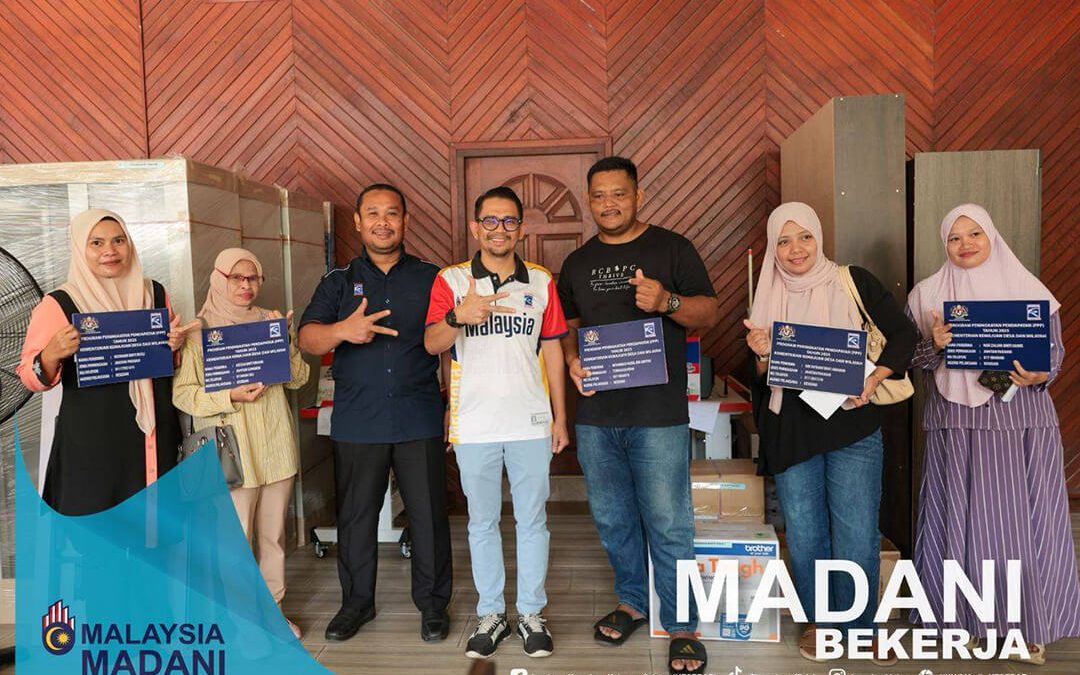 Penyerahan Bantuan Bagi Program Peningkatan Pendapatan (PPP) Perkasa Ekonomi Rakyat Selaras Aspirasi Malaysia MADANI